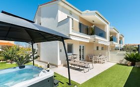 Crowonder Beachfront Reiterer Villa V1 with Jacuzzi